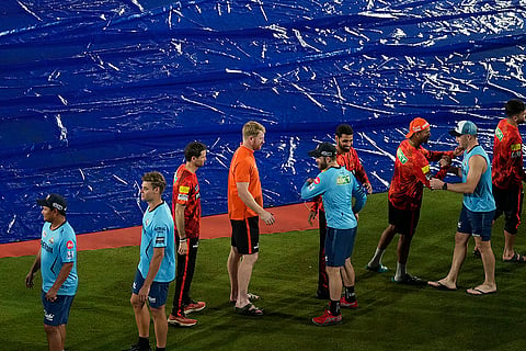 GT and SRH players greet each other